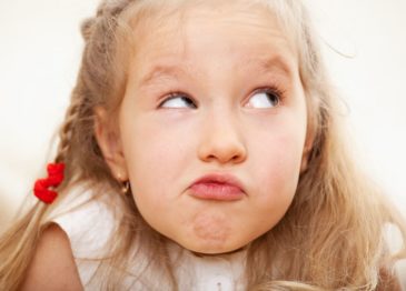enfant grimace