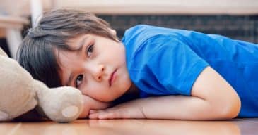 petit garçon triste