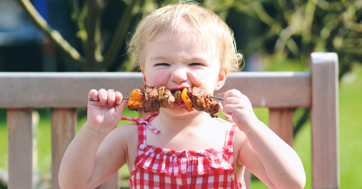 fillette mange repas bbq