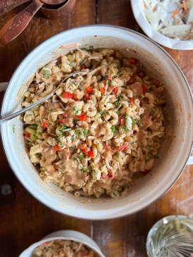 Salade de pâtes poulet bbq, salade de chou et fromage en grains