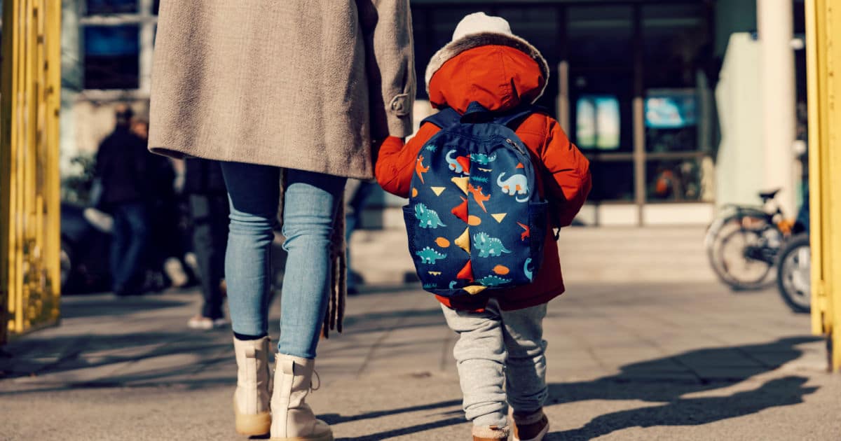 enfant et mère garderie