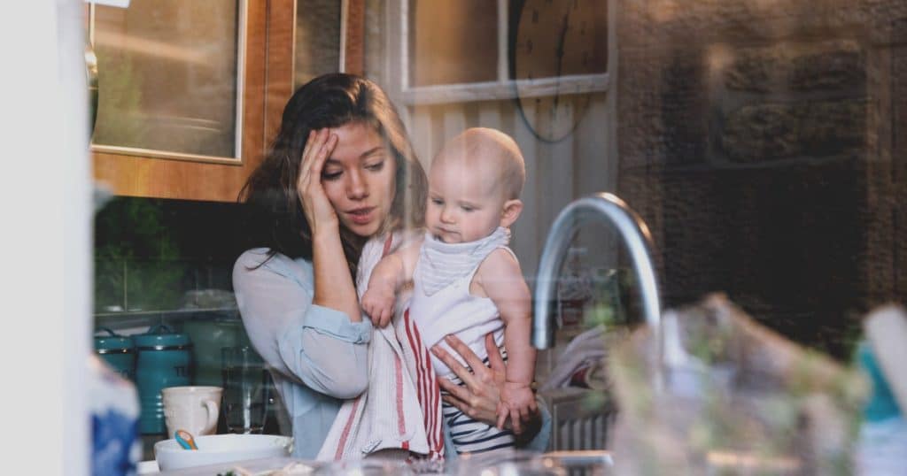 maman fatiguée avec bébé dans la cuisine