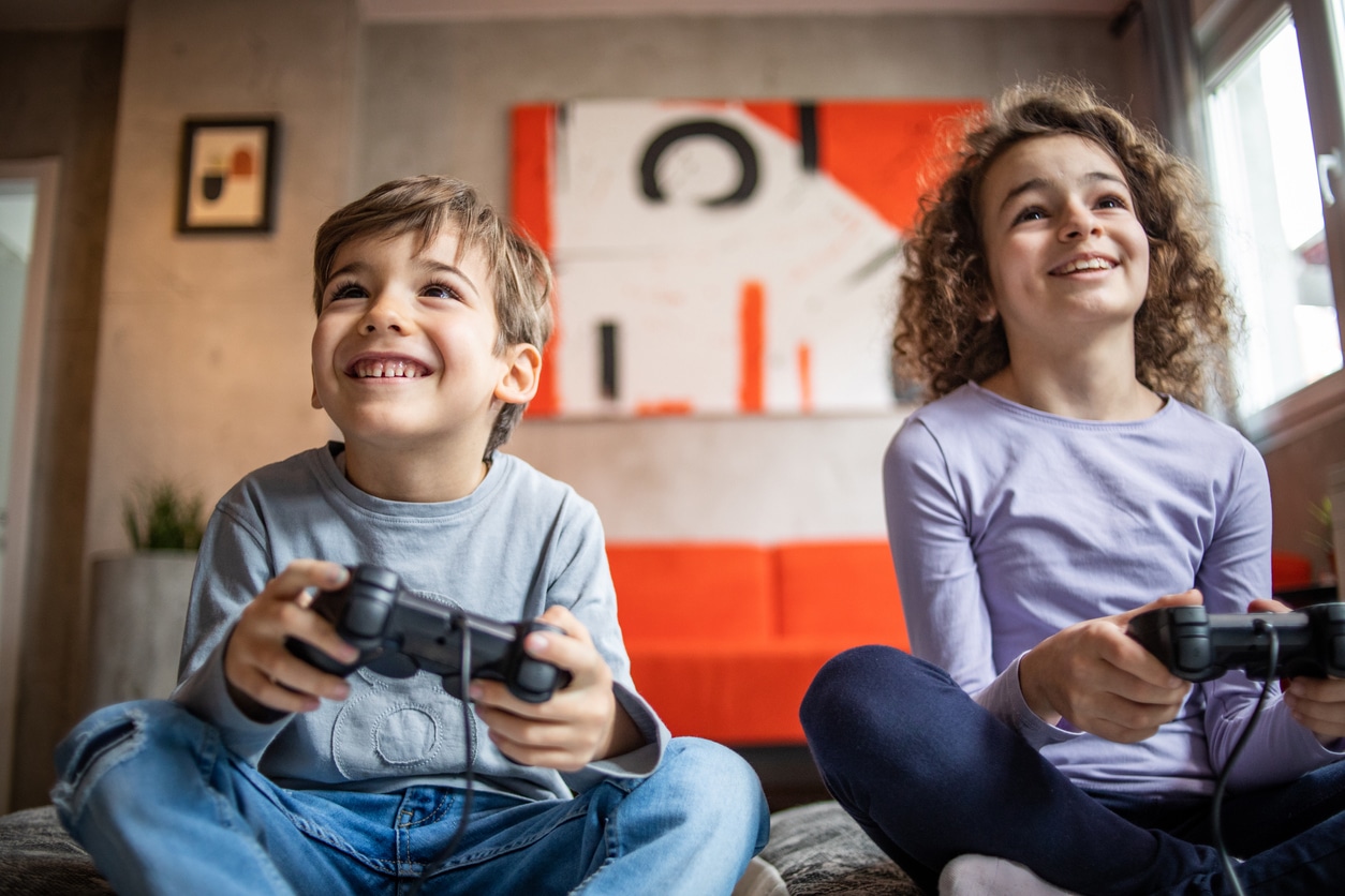 enfants jouent jeu vidéo